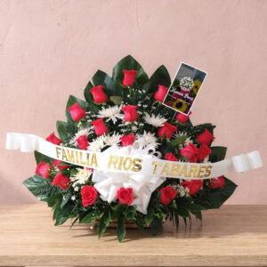 Arreglo Fúnebre de Rosas Rojas y Blancas – Homenaje Clásico