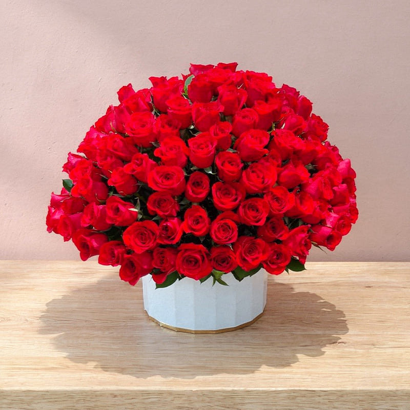 Arreglo Redondo de Rosas Rojas – Elegancia Clásica