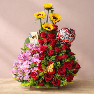 Arreglo de Cumpleaños con Flores Mixtas y Globo – Celebración Premium