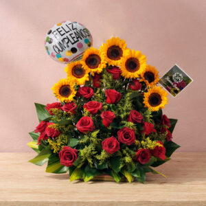 Arreglo de Cumpleaños con Rosas Rojas y Globo – Detalle Elegante