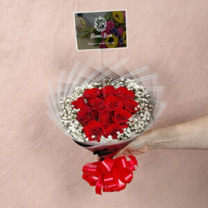 Bouquet de Rosas Rojas con Base Floral – Contraste Elegante