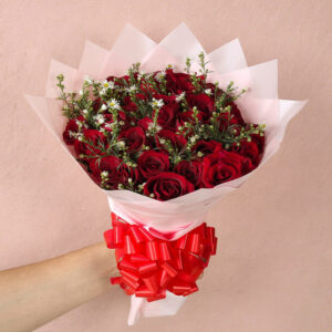 Bouquet de Rosas Rojas con Flores Complementarias – Elegancia Natural
