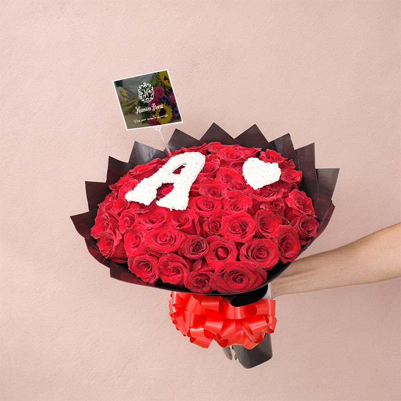 Bouquet de Rosas Rojas con Inicial Personalizada – Amor Único