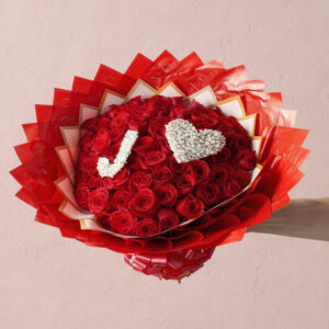 Bouquet de Rosas en Forma de Corazón con Inicial – Amor Personalizado