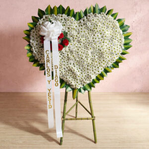 Corazón Fúnebre de Flores Blancas – Homenaje Especial