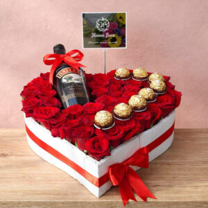 Corazón de Rosas Rojas con Botella y Chocolates – Detalle Sofisticado