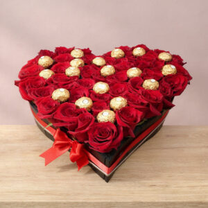Corazón de Rosas Rojas con Chocolates – Amor Clásico