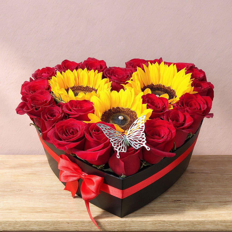 Corazón de Rosas Rojas con Girasoles – Amor y Alegría