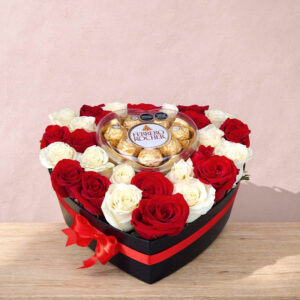 Corazón de Rosas Rojas y Blancas con Chocolates – Dulce Elegancia