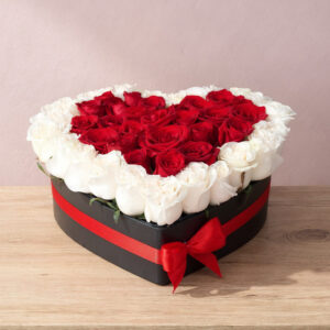 Corazón de Rosas Rojas y Blancas – Amor Clásico