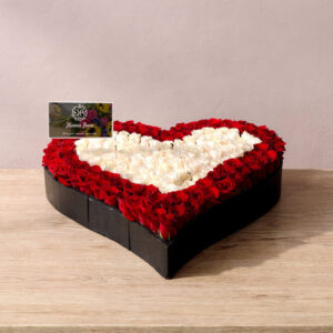 Corazón de Rosas Rojas y Blancas – Amor Elegante