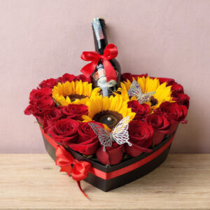 Corazón de Rosas y Girasoles con Botella – Amor Vibrante