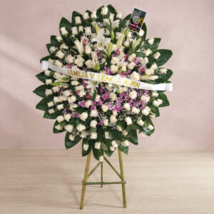 Corona Fúnebre con Lirios y Rosas Blancas – Homenaje Elegante