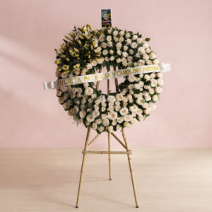 Corona Fúnebre de Rosas Blancas Cerrada – Tributo Tradicional