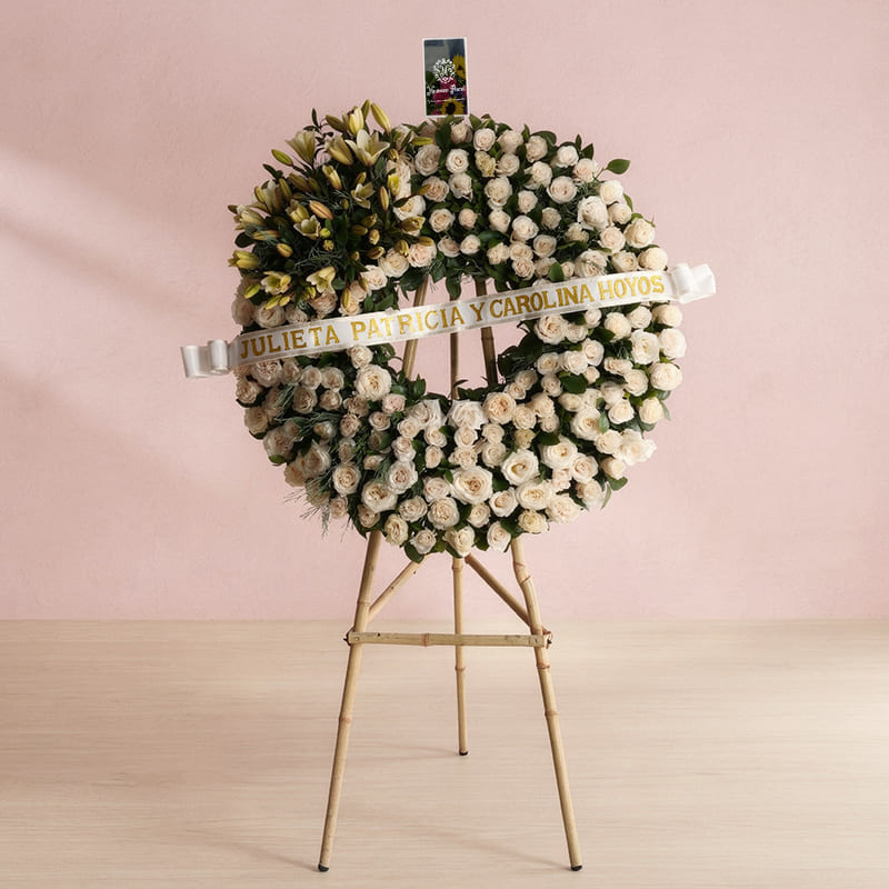 Corona Fúnebre de Rosas Blancas Cerrada – Tributo Tradicional