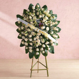 Corona Fúnebre de Rosas Blancas Premium – Tributo Elegante