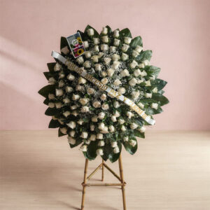 Corona Fúnebre de Rosas Blancas – Tributo Sobrio